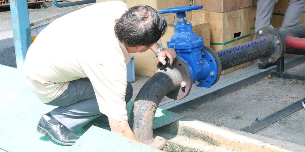 lắp đặt van cổng ty chìm tay quay shinyi